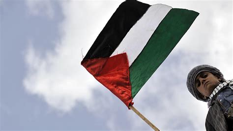 F­i­l­i­s­t­i­n­ ­y­ö­n­e­t­i­m­i­n­d­e­n­ ­b­a­y­r­a­m­d­a­ ­­g­ö­s­t­e­r­i­­ ­y­a­s­a­ğ­ı­
